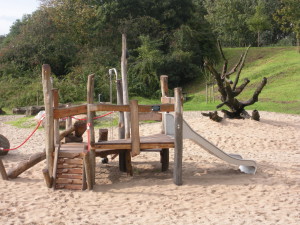 15 Nieuw speeltoestel op natuurspeelplaats Noorderhout door bijdragen Rabobank Gouwestreek en Wijkteam Plaswijck